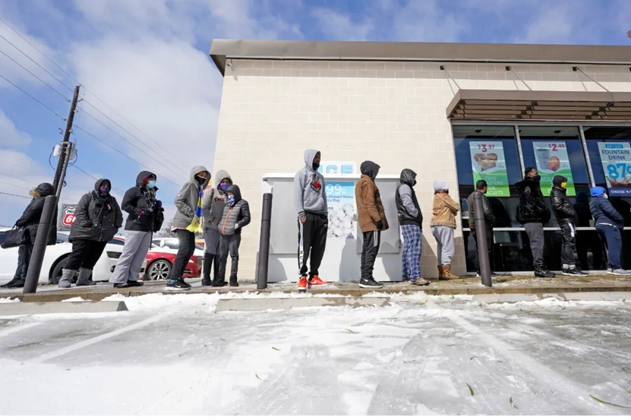 2月15日，在美国得克萨斯州休斯敦，人们在杂货店门口排队。