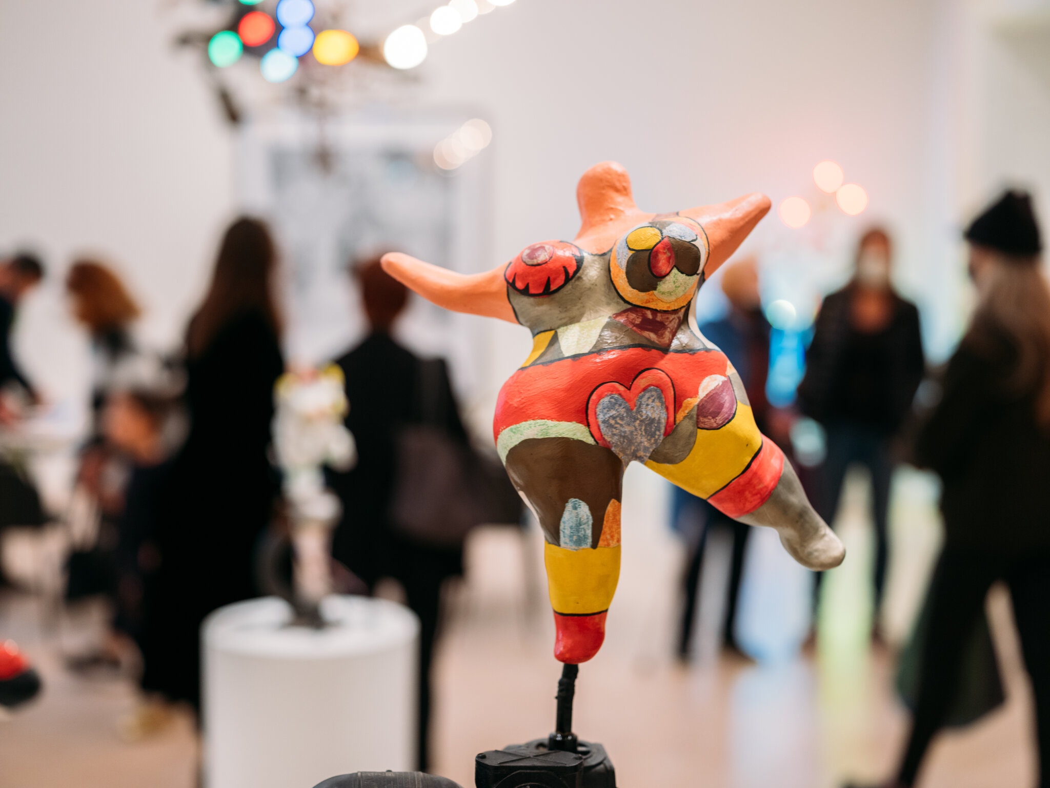 Salon 94画廊中展现的妮基·圣法勒与第二任丈夫丁格利合作完成的电动“娜娜”雕塑