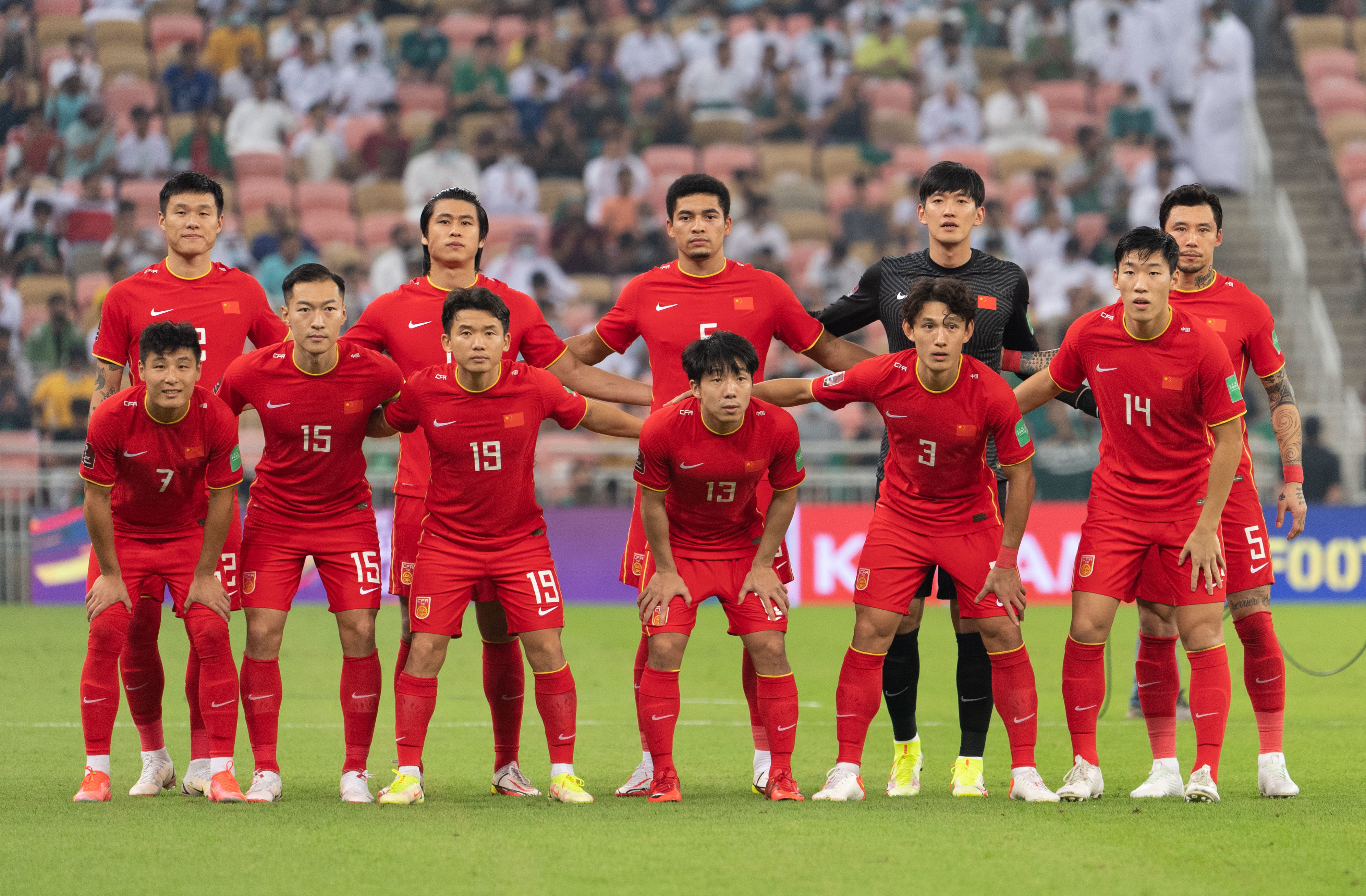 10月12日，世预赛12强赛，中国队首发球员在比赛前合影。新华社发（阿里·卡哈马吉摄）