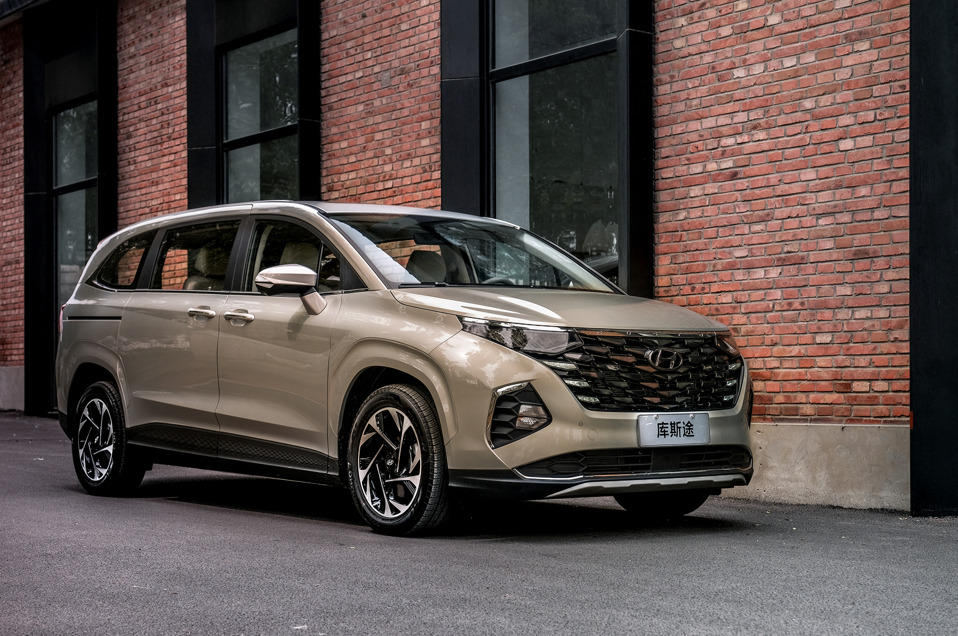 为家而生外潮内暖北京现代首款mpv库斯途实车亮相