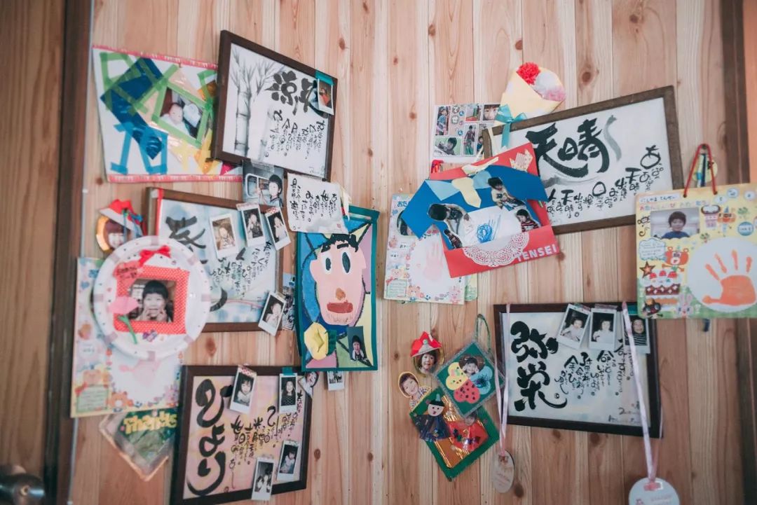 嘉克是一位书法艺术家，在全国各地进行活动、售卖作品，以此赚钱。这也是家庭的主要经济来源。