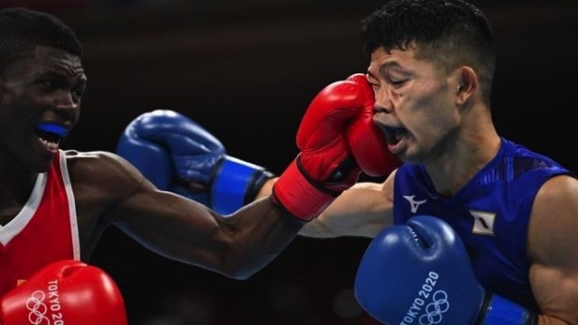 裁判判罚再引争议!日本拳手被打到坐轮椅离场 仍被判晋级