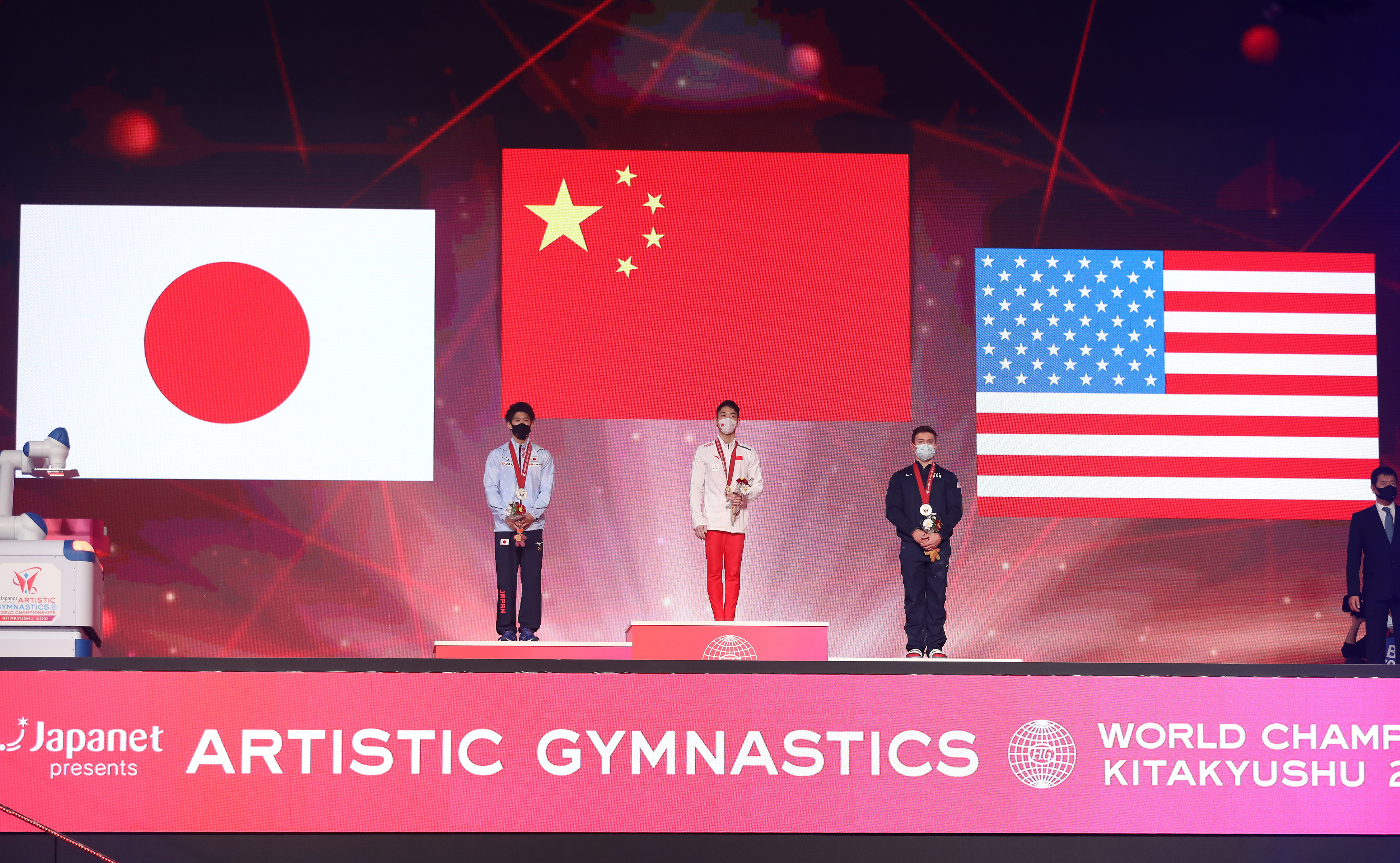冠军我国选手胡旭威（中）、亚军日本选手桥本大辉（左）和第三名美国选手布罗迪·马隆在单杠决赛颁奖仪式上。新华社记者 杜潇逸 摄