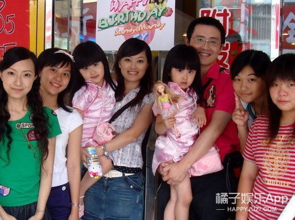 2001年出生在台湾省高雄市,妹妹叫mandy周玗函,姐姐叫sandy周玗希,这