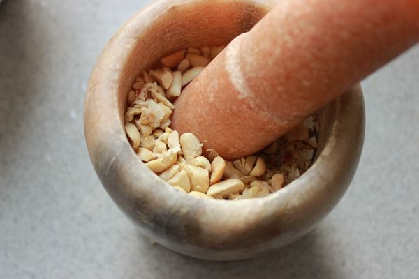 2.将辣椒面,花椒粒,花生碎,熟芝麻混合均匀.