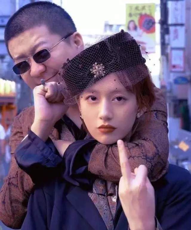 李诞夫妇合体游莫高窟力破婚变传闻,黑尾酱打扮清新少女感满满