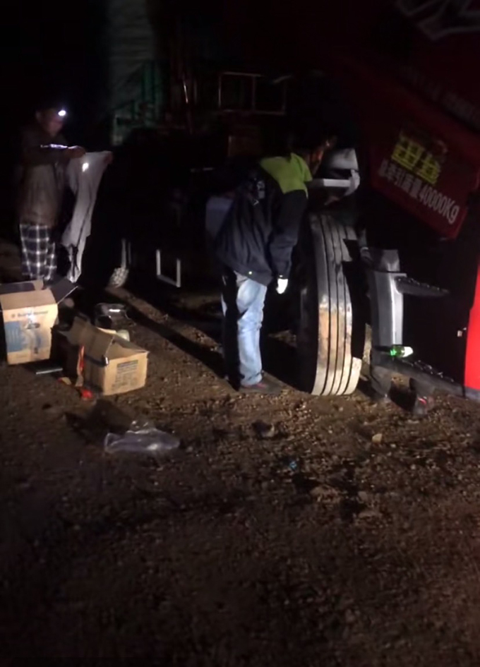 去年9月,陈益伟在唐古拉山遇到需要救援的卡友。 陈益伟快手@冀B欧曼老头截图