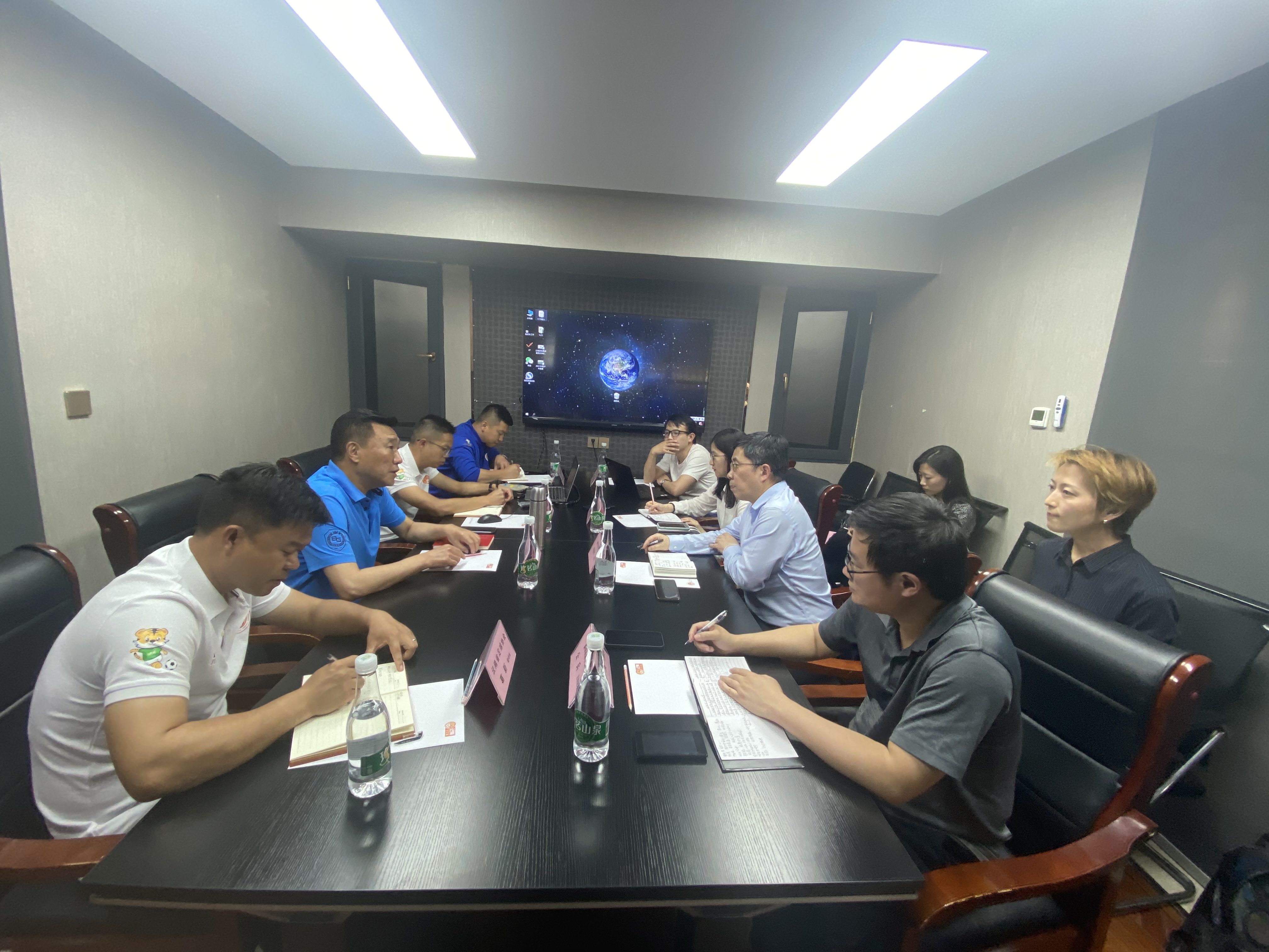 新华社记者赴云南省足协了解云南省足球发展情况。