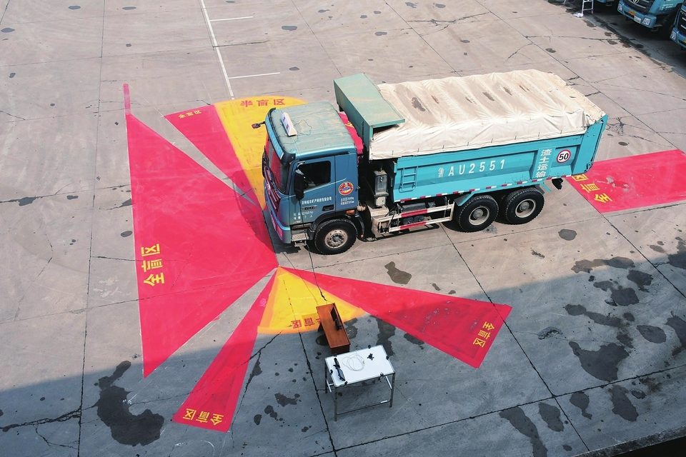 12月8日起大货车“右转必停” 全市抓拍,违者罚200元记3分