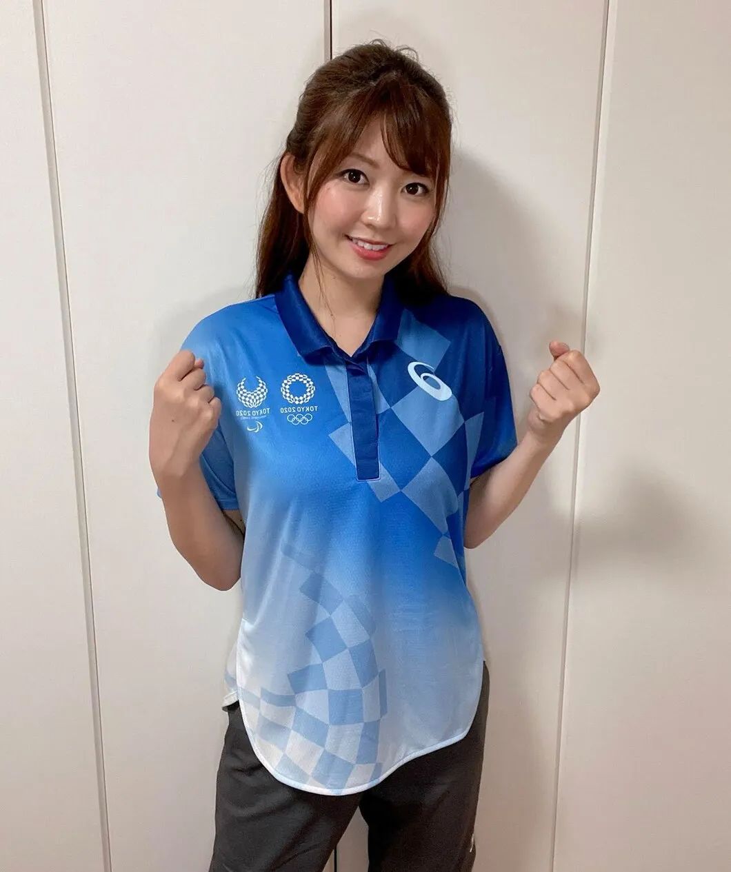 一位东京奥运会志愿者在试穿制服。(图/Maika Kuroda)