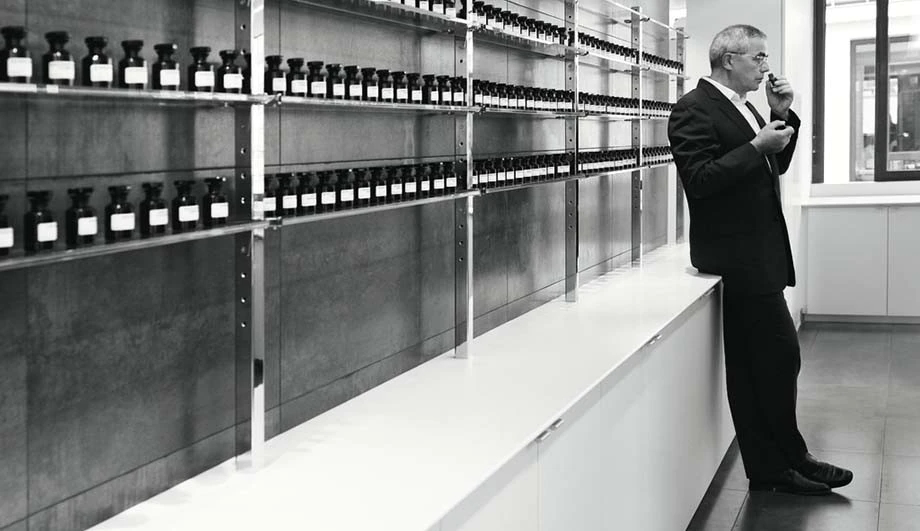 "置身调香实验室中,所有旅程途中的美丽景色浮现眼前.