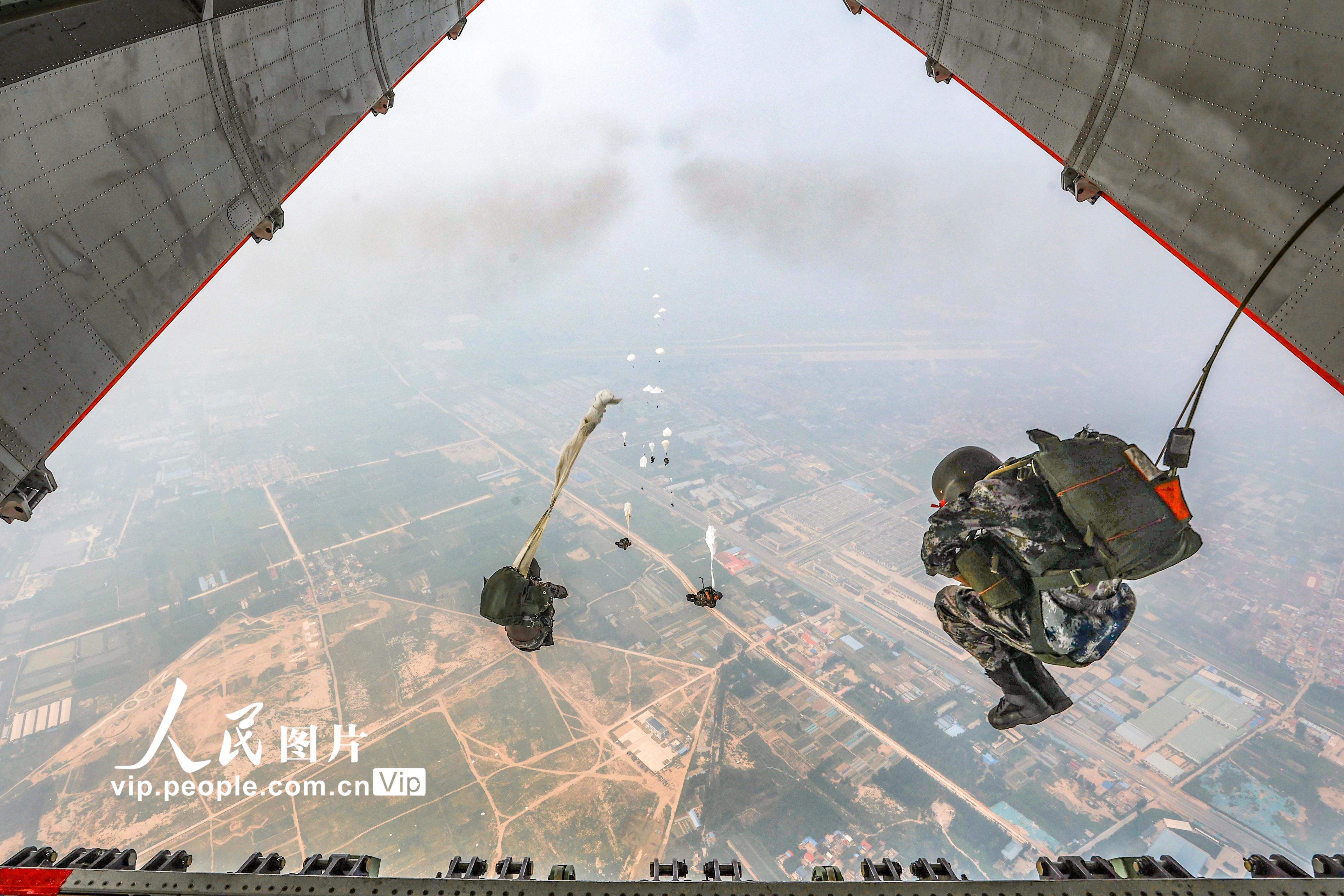 近期,驻沪某特战旅紧贴任务实际,着眼提升部队正规化,专业化,实战化