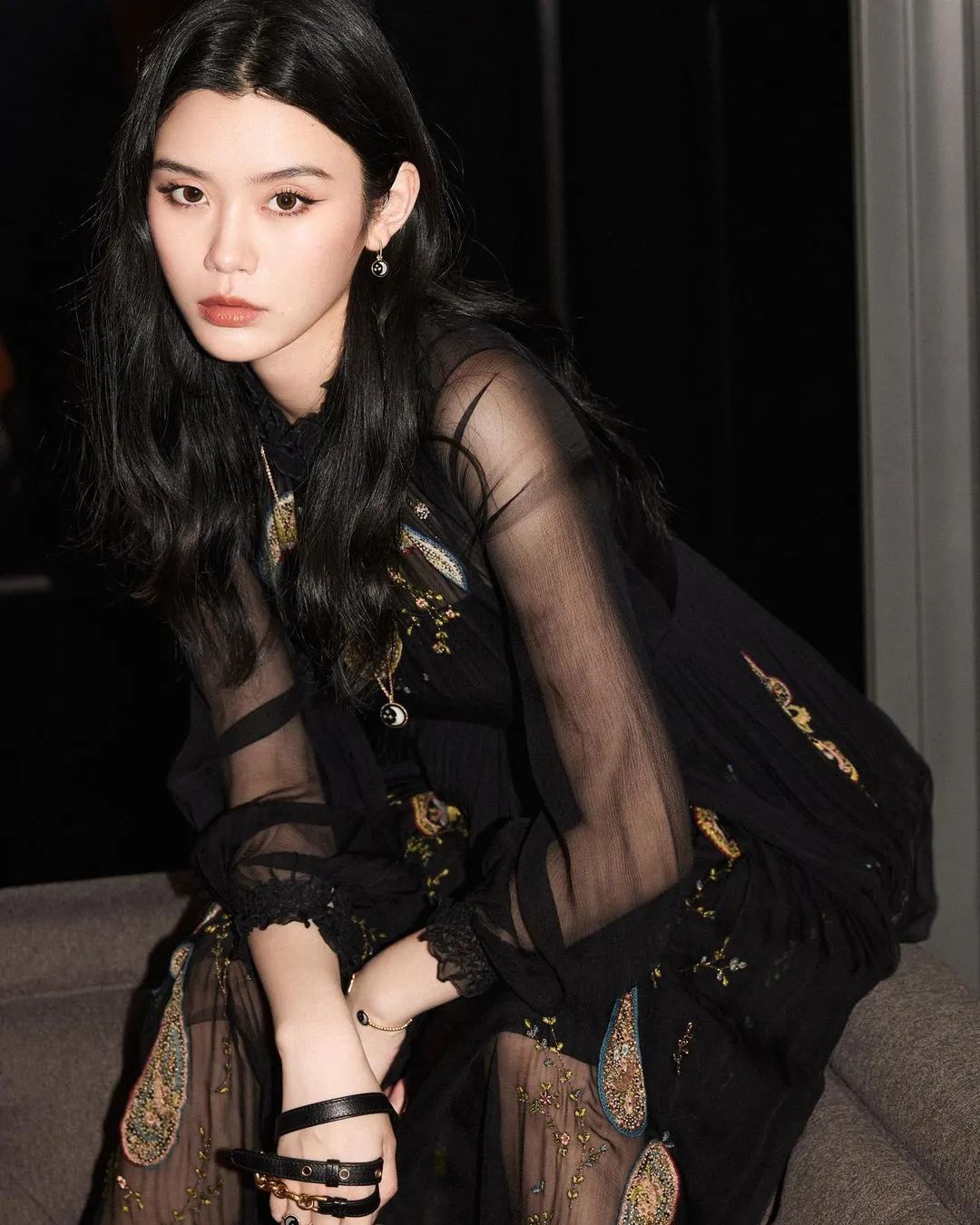 灵巧的事业,国际超模奚梦瑶拍摄迪奥网宣__凤凰网