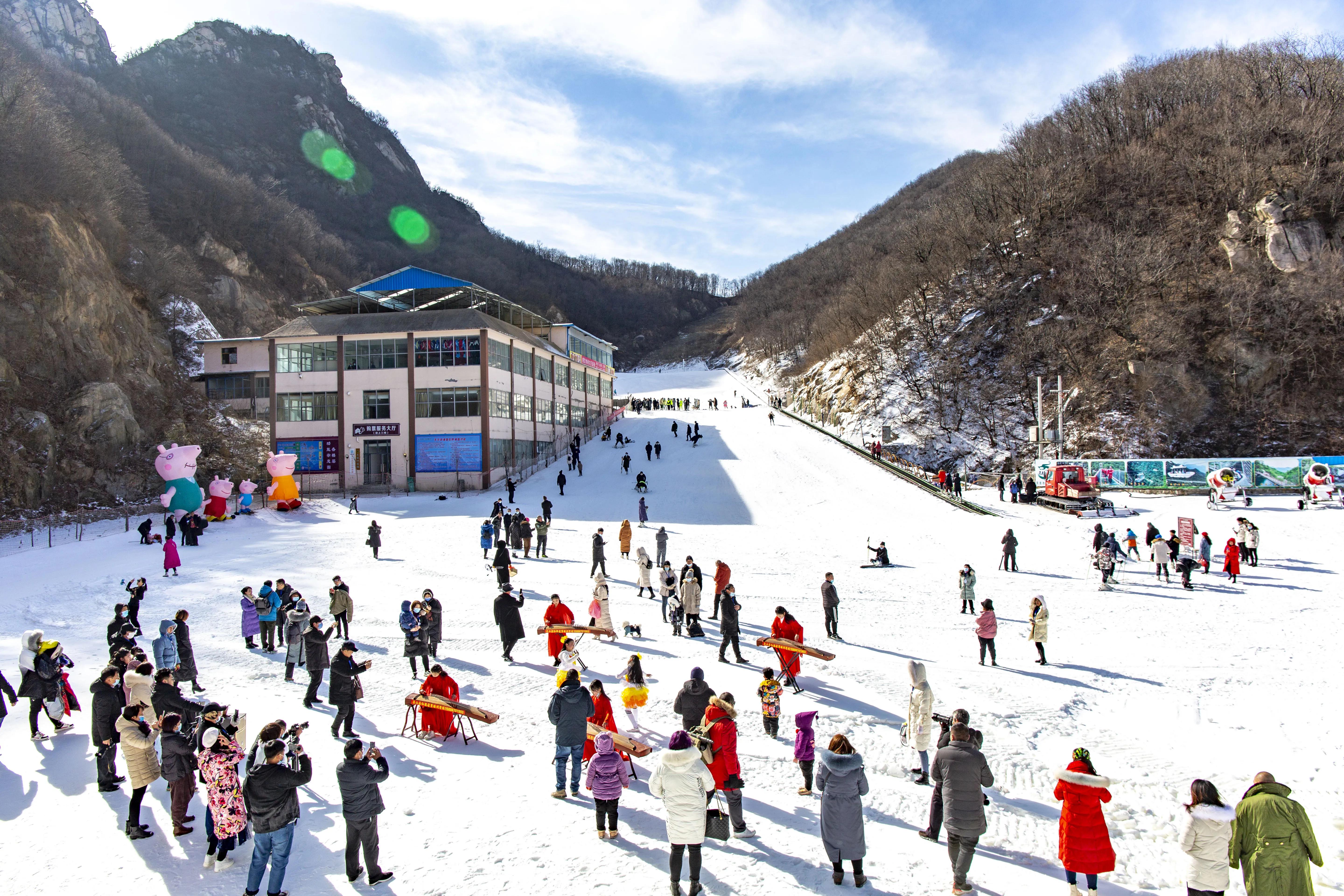 "就地过年"人气旺 天龙池滑雪场成游客热门打卡地