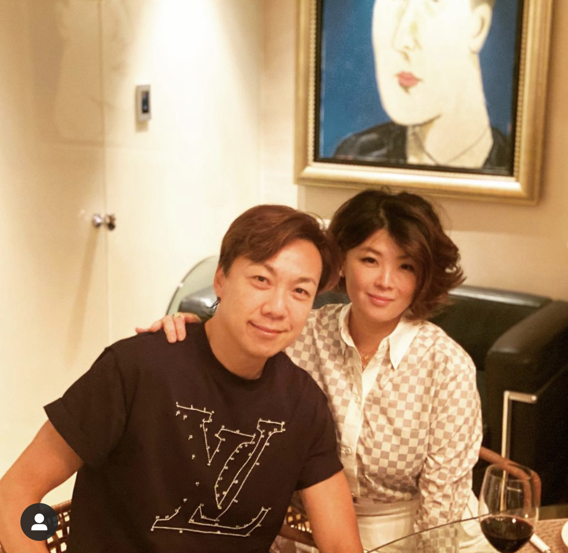 45岁李明慧为友人庆生罕露脸,打扮贵气显富态,嫁富商