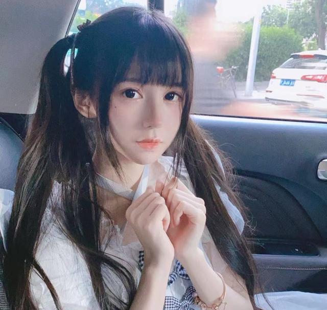 千万级美女网红素颜曝光!被嘲颜值翻车,怒摔手机回应_天天新闻,甜