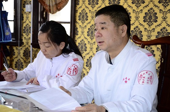 张先华坐诊圣爱中医馆师承姚氏创新疗法