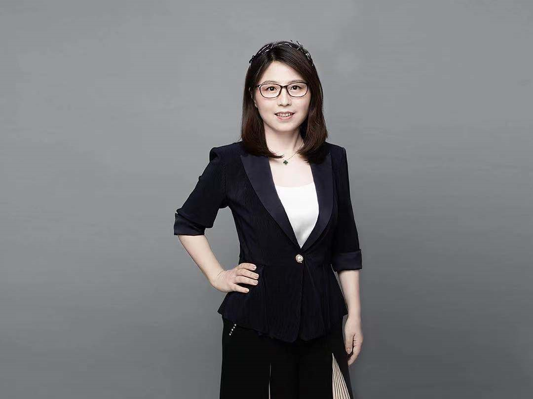 王李丹妮出演干练女强人 职业套装穿出性感范儿_海哥娱乐