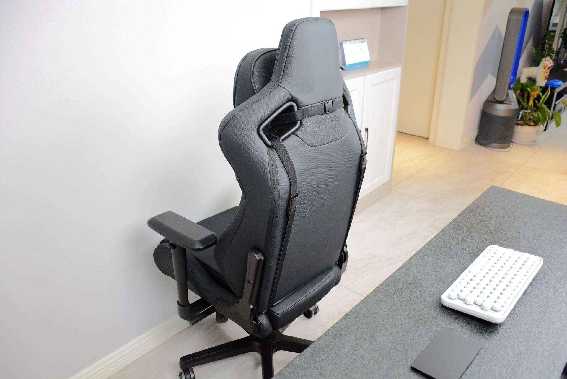 入手职业电竞玩家装备:安德斯特赤焰王座电竞椅,卧室变身游戏厅