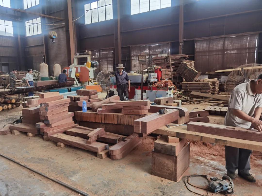 依托玖尊荟新中式制造工厂优势,改变传统现场施工的环境,利用现代设备