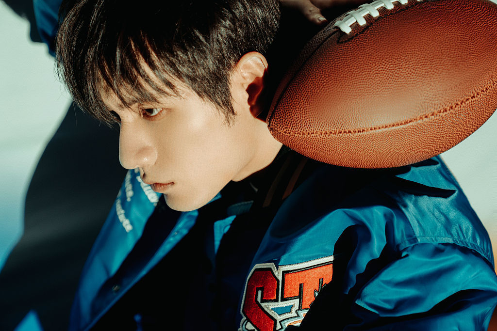 张颜齐蓝色运动夹克造型清爽有型 化身元气男神少年感满屏_凤凰网