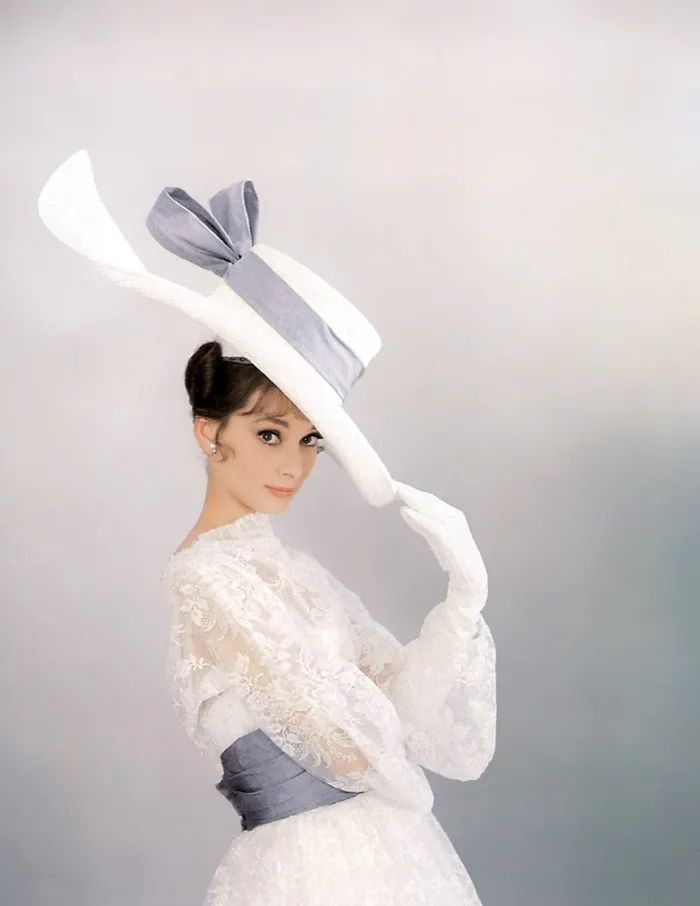 的拜金女,亦或是《窈窕淑女》中最底层的卖花女,奥黛丽·赫本举手投足