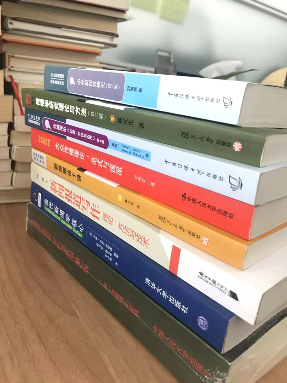 为了充分利用碎片时间,程辉将备考书籍带到了办公室,闲暇时就看书。 受访者 供图