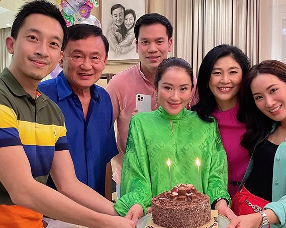 英拉他信开心照全家福,遗憾未能缩小泰国贫富差距,改善人民生活