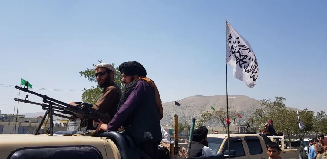 当地时间2021年8月16日，阿富汗喀布尔，塔利班武装在喀布尔的街道上巡逻。图/澎湃