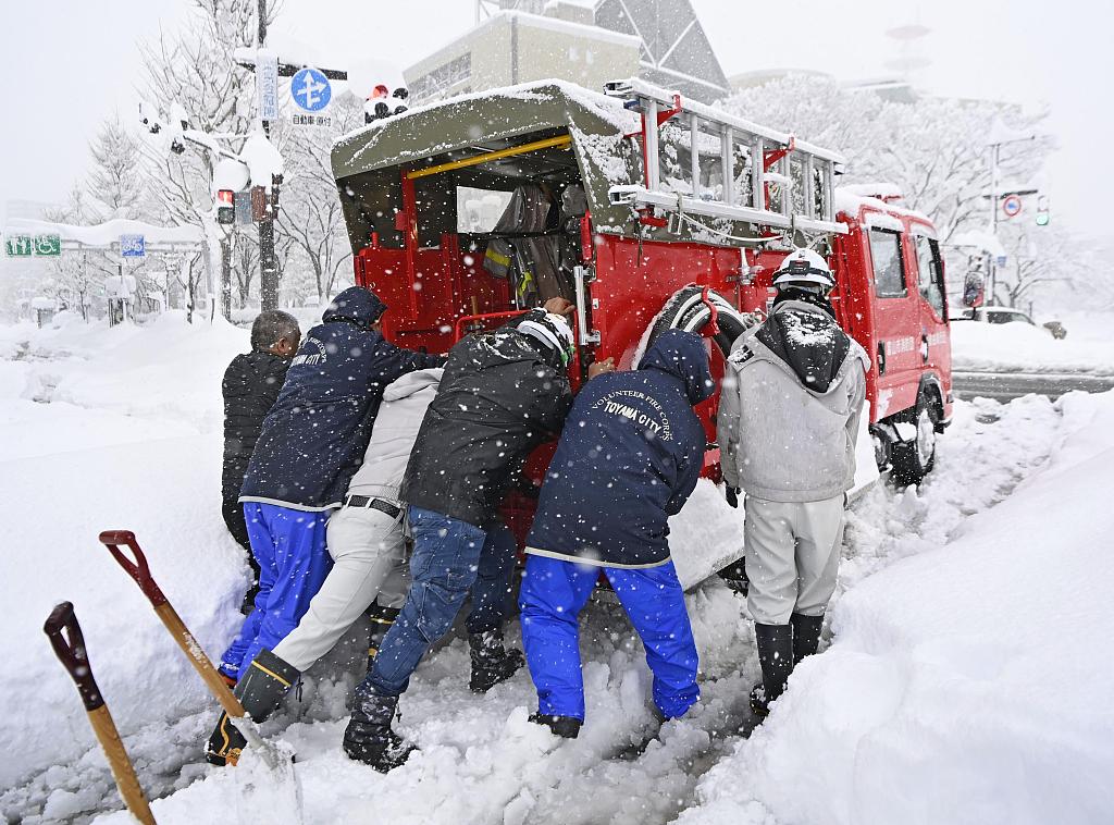 2021年1月9日,据"中央社"报道,连日来,日本局部地区降下大雪,多地降雪