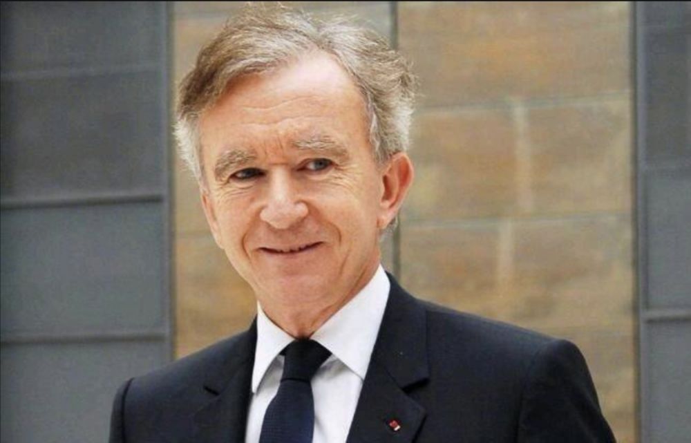 lv老板再次打败贝佐斯成为世界首富!网友说他必须要感谢中国人和疫情