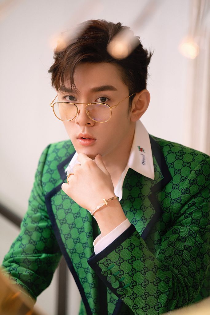 李佳琦染红发戴金丝框镜显斯文穿绿色印花套装变复古潮男
