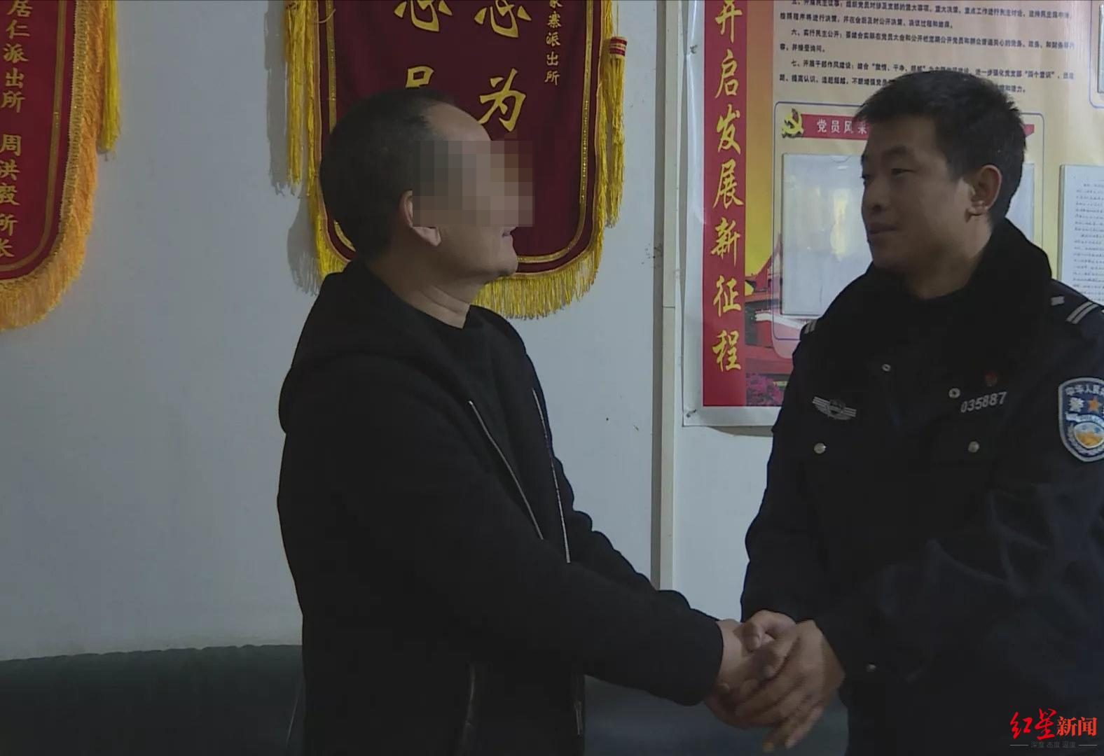 刘某向民警表示感谢