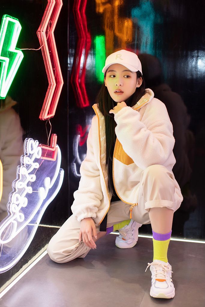 孙芮运动休闲范利落飒气置身霓虹光影摩登潮流