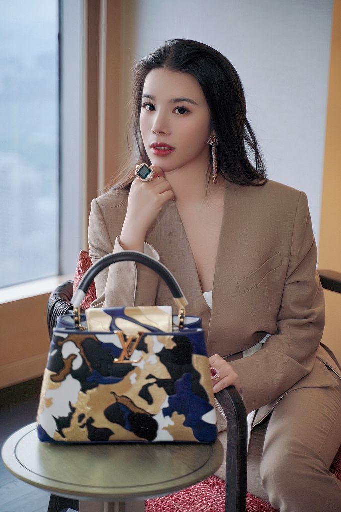 著名艺术赞助人余晚晚出席lv活动 干练西服套装配腰带优雅时髦