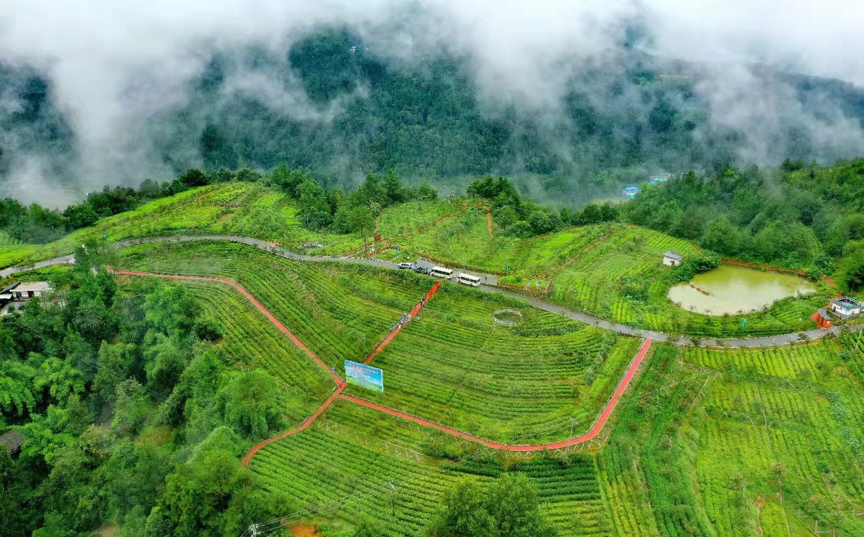 航拍旺苍美丽乡镇,云雾笼罩像是披上了一层轻纱,似仙女下凡!