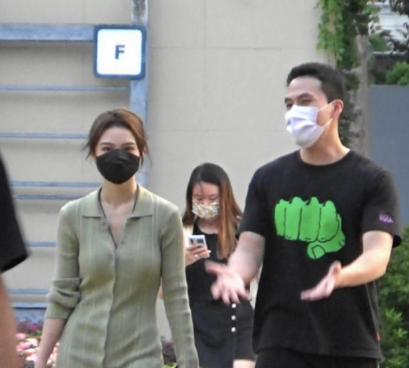 何猷启离婚后罕见携新欢逛街,20岁女友主动牵手,已