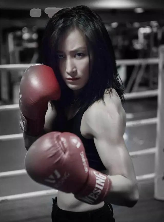 她6岁便开始学习武术,曾获得全国少林拳武术冠军,后被评为国家武英级