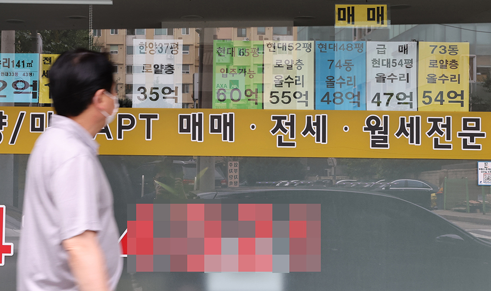 当地时间2021年8月8日，韩国首尔，一家店面挂着首尔公寓的房价信息情况。人民视觉 图