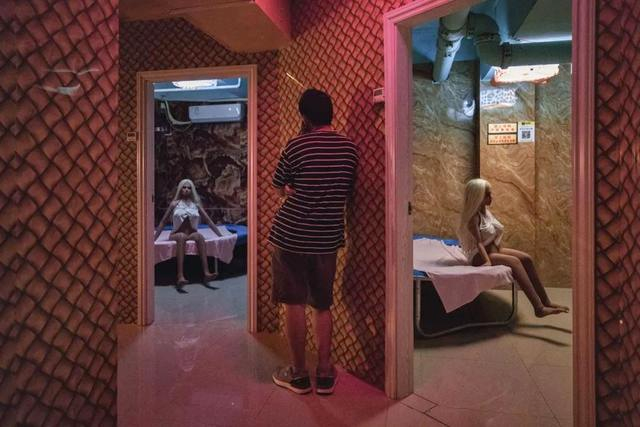 "成人体验馆"里的男人和他们的"共享女友"