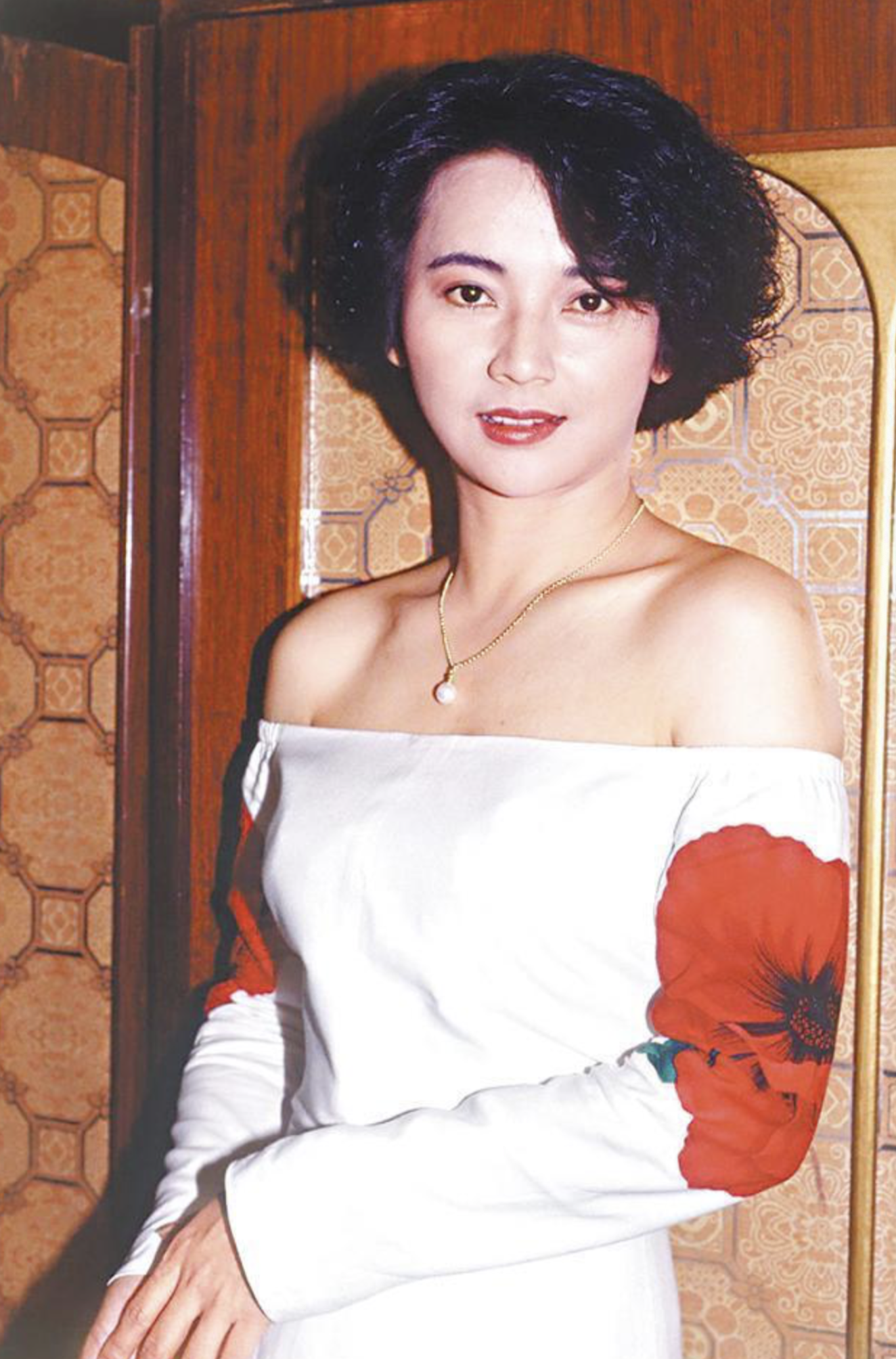 63岁胡慧中罕见陪丈夫出席活动,打扮质朴气质犹存,夫妻