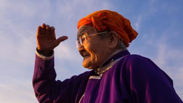 草原额吉丨都贵玛初见时给每个孩子准备了蒙古袍意味新生