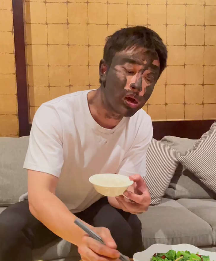 贾乃亮吃饭满脸抹泥模样邋遢网友吐槽像矿工刚挖完煤