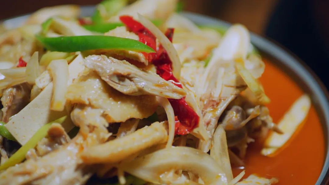 椒麻鸡,一道独属于新疆的风味凉菜,嫩鸡浸泡出肉嫩皮脆的滋味,再用