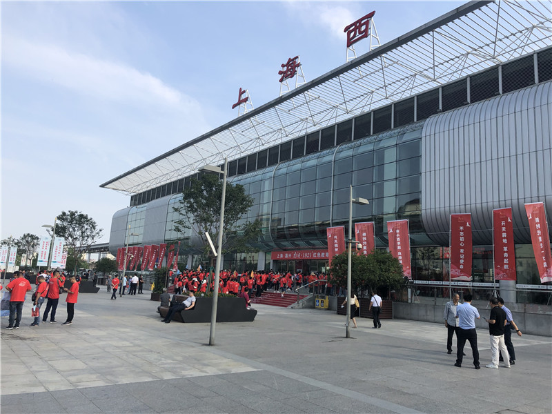 上海首开至嘉兴红色教育主题列车,首批1000余名旅客踏上红色之旅