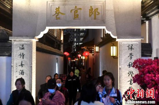 图为游客在三坊七巷游览。 吕明 摄