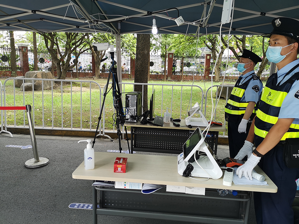 新生报到通道,学生可凭虚拟校园卡轻松“扫码入校”