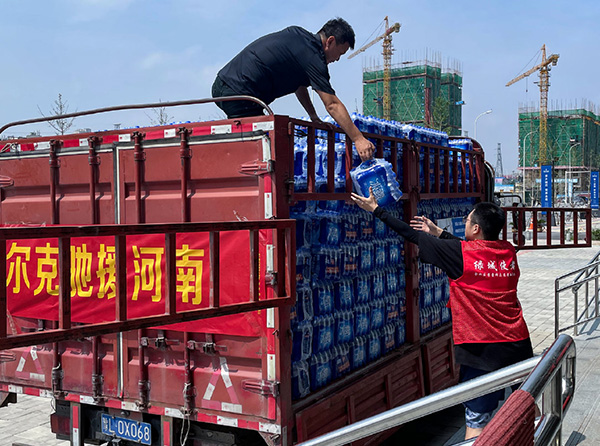 鸿星尔克捐款照片图片