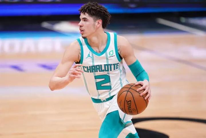 潇洒灵动!三球后转身晃开防守球员,稳稳飚进三分