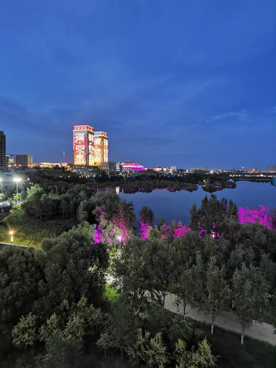 伊宁市是伊犁哈萨克自治州的首府城市2010年被南方人物周刊评选为中国